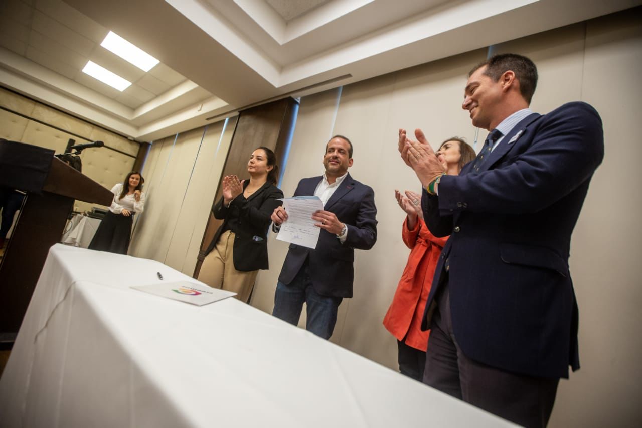 El gobernador de Santa Cruz (Bolivia) y la bancada de CREEMOS firman la Carta de Madrid